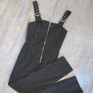 Forever 21 women’s zip up jumpsuit!💗